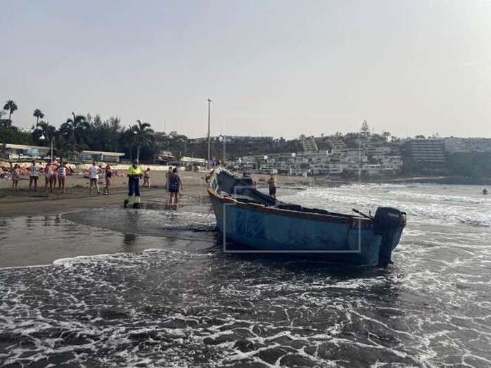 Imagen del 28 de agosto de una patera cuyos ocupantes lograron desembarcar en la playa de San Agustín (Foto EFE / José María Rodríguez)